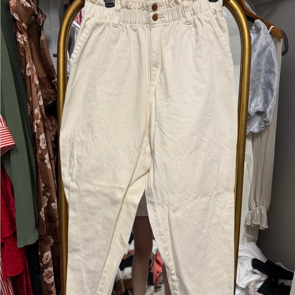 Universal Thread Cream Capris - Picture 1 of 1